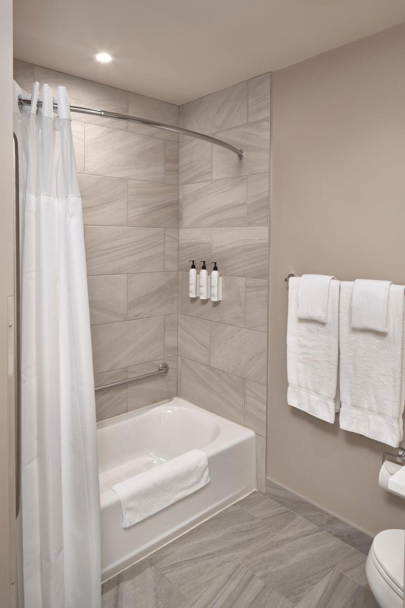 Fairfield Inn & Suites By Marriott Еърдри Екстериор снимка